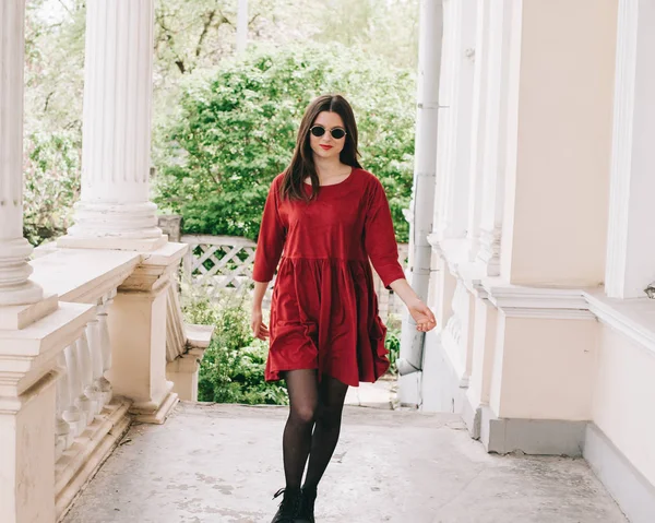 Krásná dívka v červených šatech — Stock fotografie
