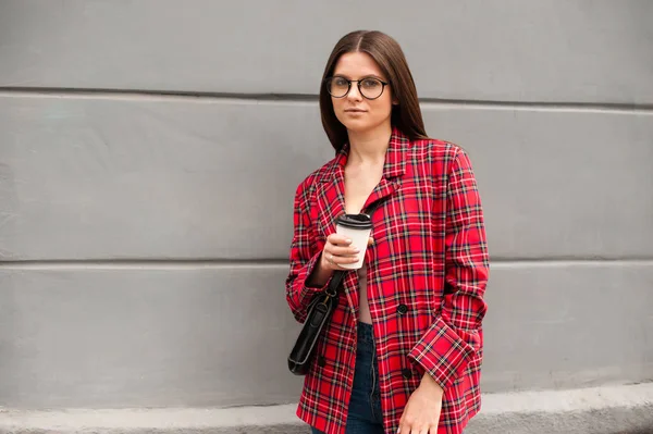 Kırmızı ceketli güzel kız