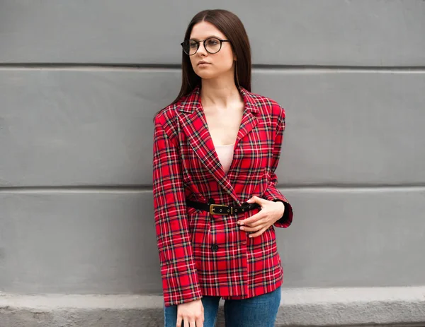 Hermosa chica en una chaqueta roja — Foto de Stock