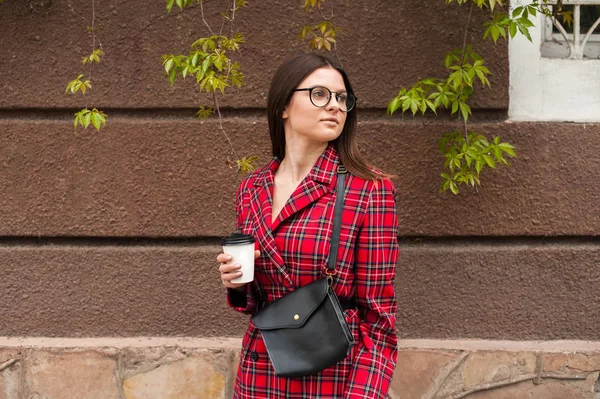 Hermosa chica en una chaqueta roja — Foto de Stock