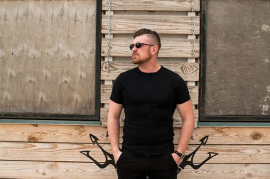 Acımasız bir tarzda bir adam