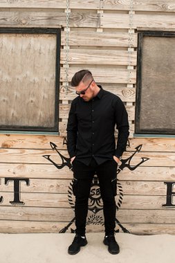 Acımasız bir tarzda bir adam