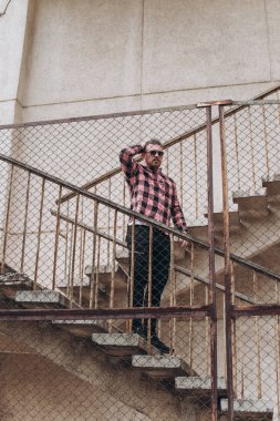 güzel sakallı yorgun bir adam