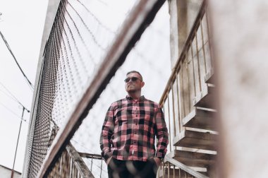 güzel sakallı yorgun bir adam