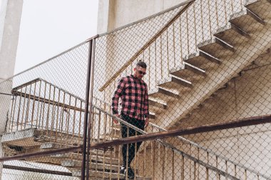 güzel sakallı yorgun bir adam