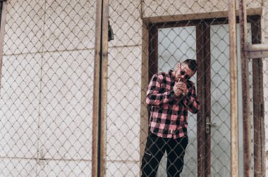 güzel sakallı yorgun bir adam