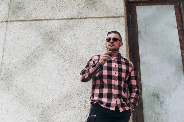 güzel sakallı yorgun bir adam