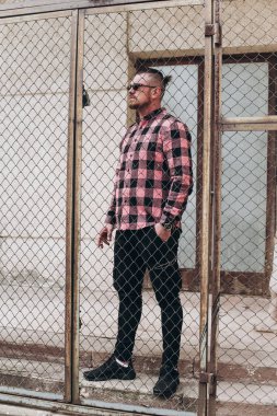 güzel sakallı yorgun bir adam