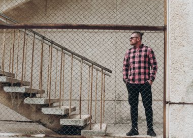 güzel sakallı yorgun bir adam