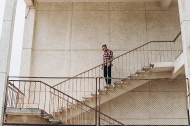 güzel sakallı yorgun bir adam