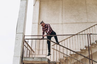 güzel sakallı yorgun bir adam