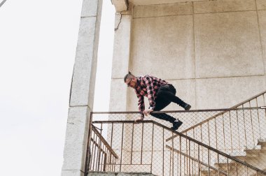 güzel sakallı yorgun bir adam