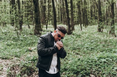 Acımasız bir tarzda bir adam