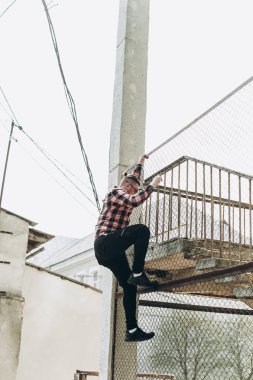 güzel sakallı yorgun bir adam