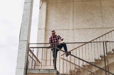 güzel sakallı yorgun bir adam