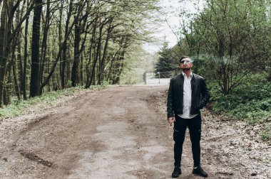 Acımasız bir tarzda bir adam