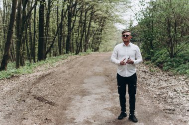 Acımasız bir tarzda bir adam