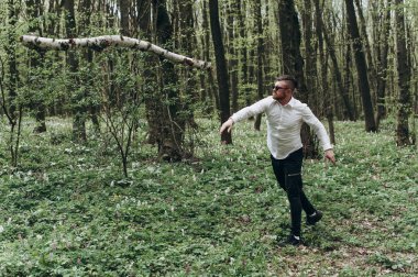 Acımasız bir tarzda bir adam