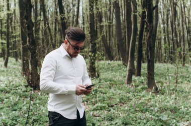 Acımasız bir tarzda bir adam