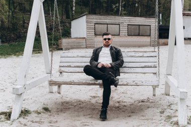 Acımasız bir tarzda bir adam