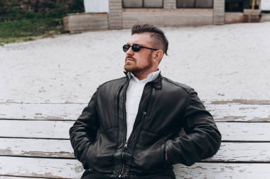 Acımasız bir tarzda bir adam