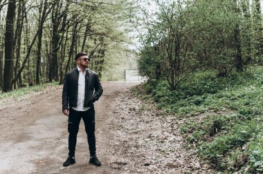 Acımasız bir tarzda bir adam