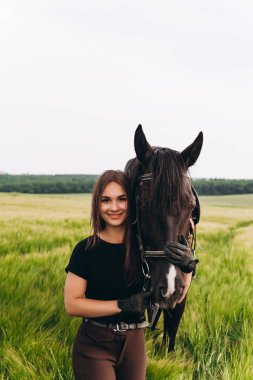 Doğada bir kız ve genç bir spor atı