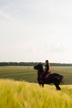 Doğada bir kız ve genç bir spor atı