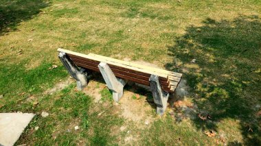 Kuru Yaprak Kaplamalı Sonbahar Zemininde Siyah Metal Çerçeveli Eski Ahşap Benç