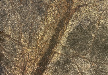 Koyu damarlı ve gri tonlu doğal granit taş mermeri kapat. Dış zemin ve duvar kaplamaları için soyut damarları olan mineral taşları. Kusursuz arkaplan dokusu.