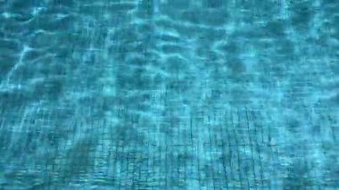 Yüzme havuzunda, açık okyanusta ya da büyük bir su birikintisinde akan su ve akıntı görüntüsü. Burada okyanus yüzeyinde hareket eden su dalgaları ve küçük dalgalar görülüyor..