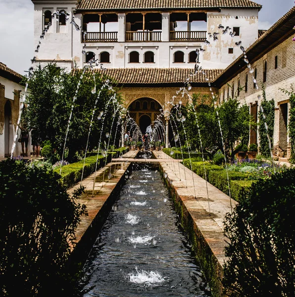 Alhambra parkta çeşmeler