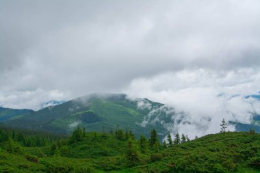 Dağ havasının gerçek dışı atmosferi