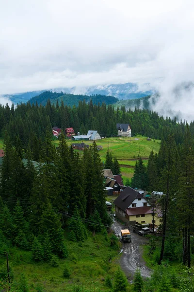 Dağlarda umutsuz bir hayat. Dağlarda tatil. Hava dağlar için bir engel değildir.