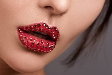 Kırmızı dudaklar ile rhinestones. Güzellik Portresi