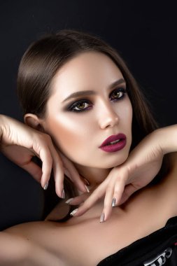 Esmer etkileyici göz ve dudak makyaj ile. Temiz, parlak deri.