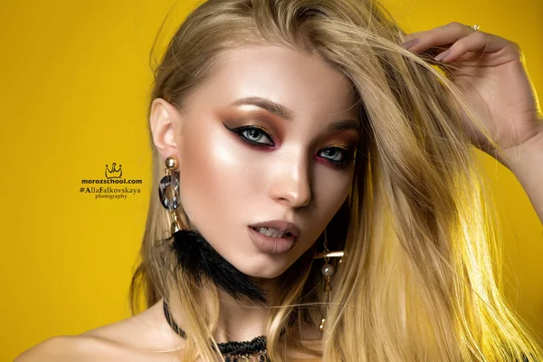 Blondynka Wielką Makijażu Żółte Tło Portret — Zdjęcie stockowe