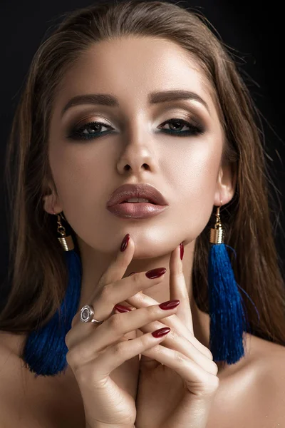 Morena Con Maquillaje Ojos Pendientes Azules Retrato —  Fotos de Stock