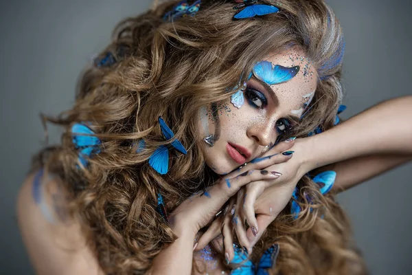 Mädchen Mit Schmetterlingen Haar Und Wunderschönen Augen Make — Stockfoto