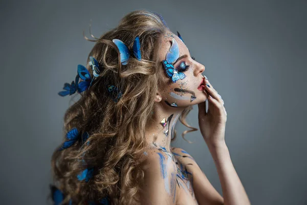 Menina Com Borboletas Seu Cabelo Maquiagem Olho Lindo — Fotografia de Stock