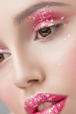 Pasta ile göz alıcı makyaj kızlar