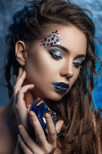 Morena Com Maquiagem Olho Azul — Fotografia de Stock