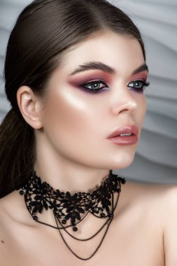 Makyaj ve saç modeli ile Muhteşem esmer