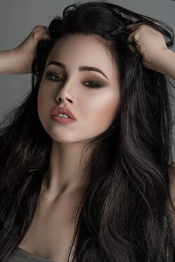 Makyaj ve saç modeli ile Muhteşem esmer