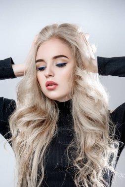 Sarışın inanılmaz şık makyaj ile