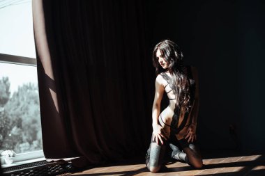 bir kız hafif bir arka plan üzerinde silüeti