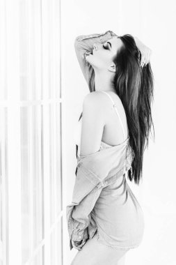 Pencerenin yanındaki odada şehvetli esmer. Siyah beyaz