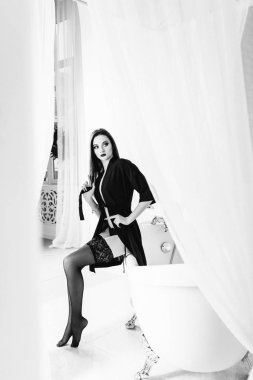 Pencerenin yanındaki odada şehvetli esmer. Siyah beyaz