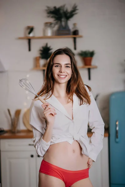 Aantrekkelijk Meisje Keuken Lingerie Poseren — Stockfoto
