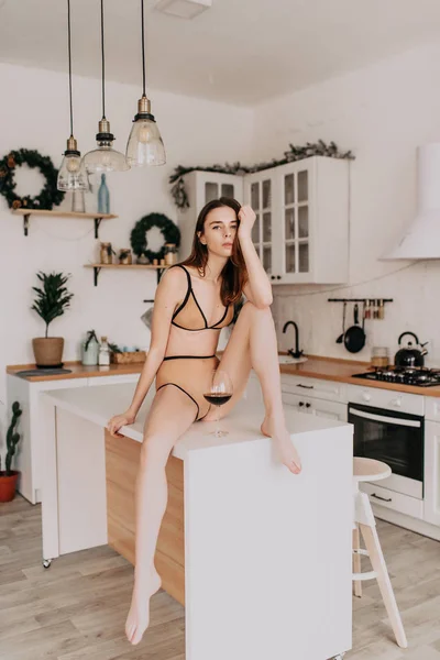 Çamaşırı Poz Mutfakta Çekici Kız — Stok fotoğraf